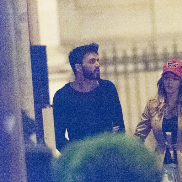 Exclusif - Nabilla Benattia et son compagnon Thomas Vergara promènent leur chien vers 1h du matin et rentrent à leur hôtel à Paris, le 28 avril 2016. Thomas est en short alors qu'il fait 2 degrés!