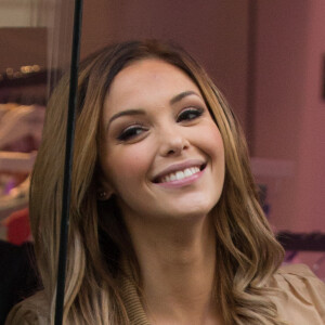 Nabilla Benattia rencontre ses fans et inaugure la boutique éphémère (pop Up store) Boohoo rue Saint-Honoré à Paris le 8 avril 2016 08/04/2016 - Paris