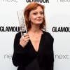 Susan Sarandon pose avec le Glamour Inspiration Award aux Glamour Women of the Year Awards 2016, à Londres le 7 juin 2016
