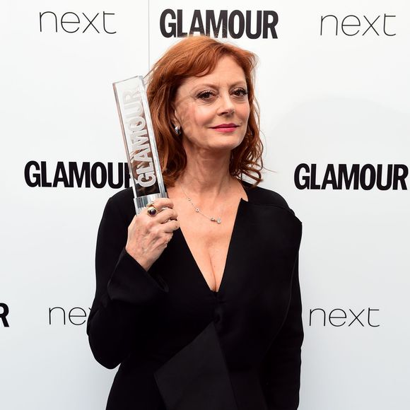 Susan Sarandon pose avec le Glamour Inspiration Award aux Glamour Women of the Year Awards 2016, à Londres le 7 juin 2016