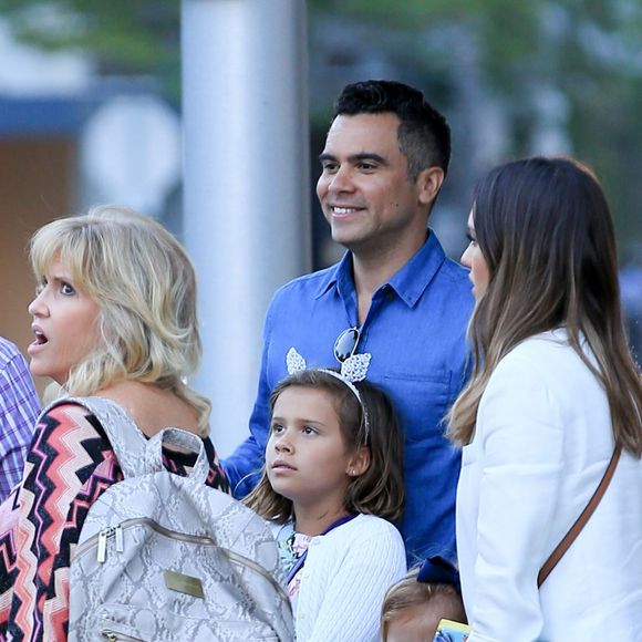 La petite Honor Warren fête son anniversaire (8 ans) avec sa soeur Haven, ses parents Jessica Alba et Cash Warren et ses grand-parents Cathrine et Mark à Beverly Hills, le 7 juin 2016