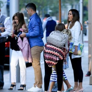 La petite Honor Warren fête son anniversaire (8 ans) avec sa soeur Haven, ses parents Jessica Alba et Cash Warren et ses grand-parents Cathrine et Mark à Beverly Hills, le 7 juin 2016