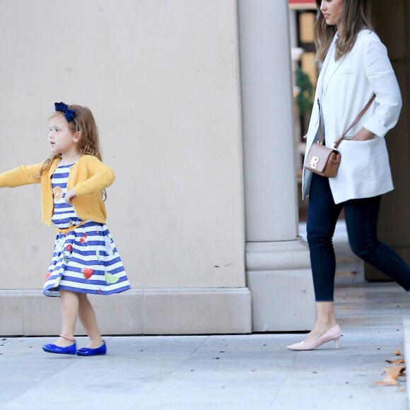 La petite Honor Warren fête son anniversaire (8 ans) avec sa soeur Haven, ses parents Jessica Alba et Cash Warren et ses grand-parents Cathrine et Mark à Beverly Hills, le 7 juin 2016