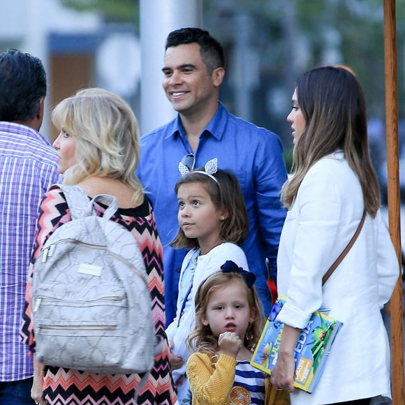 La petite Honor Warren fête son anniversaire (8 ans) avec sa soeur Haven, ses parents Jessica Alba et Cash Warren et ses grand-parents Cathrine et Mark à Beverly Hills, le 7 juin 2016