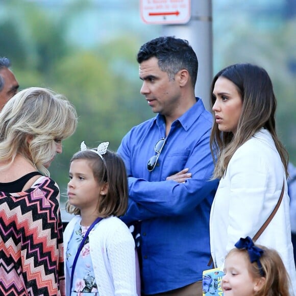 La petite Honor Warren fête son anniversaire (8 ans) avec sa soeur Haven, ses parents Jessica Alba et Cash Warren et ses grand-parents Cathrine et Mark à Beverly Hills, le 7 juin 2016