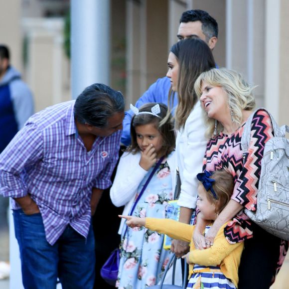 La petite Honor Warren fête son anniversaire (8 ans) avec sa soeur Haven, ses parents Jessica Alba et Cash Warren et ses grand-parents Cathrine et Mark à Beverly Hills, le 7 juin 2016