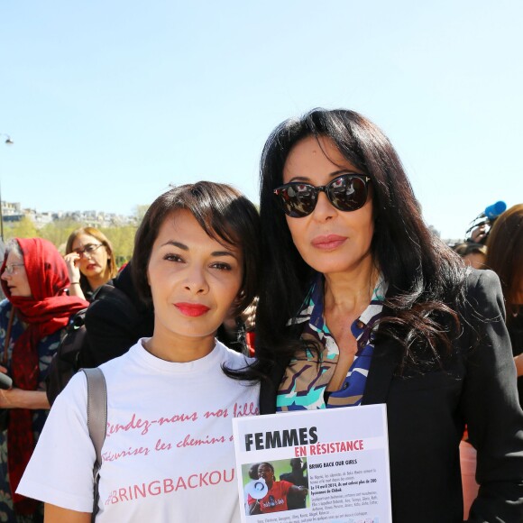 Saïda Jawad et Yamina Benguigui au rassemblement au Champ-de-Mars à Paris le 14 Avril 2015 pour les 219 lycéennes enlevées par Boko Haram il y a un an.