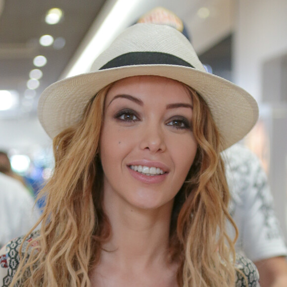 Nabilla Benattia dédicace son livre "Trop Vite" dans une galerie commerciale Auchan à Petite-Forêt dans le Nord le 8 juin 2016. © Stéphane Vansteenkiste / Bestimage