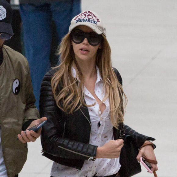Exclusif - Nabilla Benattia et son compagnon Thomas Vergara sont attendus par une équipe de TF1 alors qu'ils arrivent à la gare de Lyon avec leur chienne Pita à Paris, le 26 mai 2016.