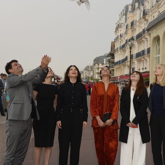 Virginie Ledoyen, Juliette Binoche, Loubna Abidar, Ariane Ascaride et Emmanuelle Béart (présidente du jury) - Ouverture du 30e Festival du Film de Cabourg en France le 8 juin 2016.