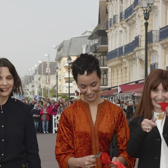 Virginie Ledoyen, Juliette Binoche, Loubna Abidar, Ariane Ascaride et Emmanuelle Béart (présidente du jury) - Ouverture du 30e Festival du Film de Cabourg en France le 8 juin 2016.