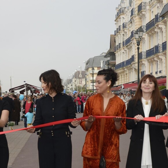 Virginie Ledoyen, Juliette Binoche, Loubna Abidar, Ariane Ascaride et Emmanuelle Béart (présidente du jury) - Ouverture du 30e Festival du Film de Cabourg en France le 8 juin 2016.