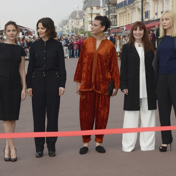 Virginie Ledoyen, Juliette Binoche, Loubna Abidar, Ariane Ascaride et Emmanuelle Béart (présidente du jury) - Ouverture du 30e Festival du Film de Cabourg en France le 8 juin 2016.