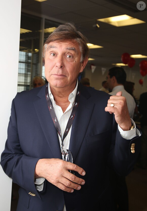 Charity Day BGC 2014 - Jean-Pierre Foucault - Courtier d'un jour pour encourager les clients à passer ce jour là le maximum d'ordres dans la salle des marchés d'Aurel BGC Rue Vivienne à Paris. Le 11 septembre 2014