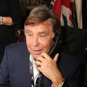 Charity Day BGC 2014 - Jean-Pierre Foucault - Courtier d'un jour pour encourager les clients à passer ce jour là le maximum d'ordres dans la salle des marchés d'Aurel BGC Rue Vivienne à Paris. Le 11 septembre 2014
