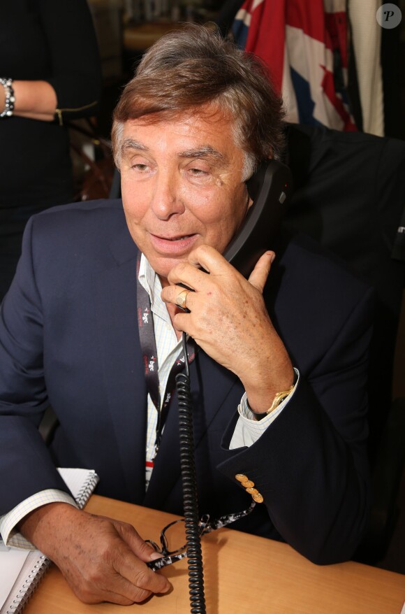 Charity Day BGC 2014 - Jean-Pierre Foucault - Courtier d'un jour pour encourager les clients à passer ce jour là le maximum d'ordres dans la salle des marchés d'Aurel BGC Rue Vivienne à Paris. Le 11 septembre 2014