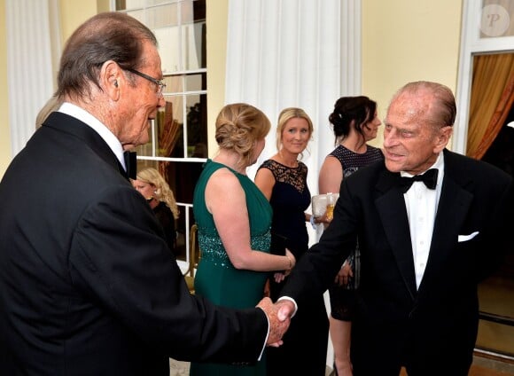 Sir Roger Moore et le duc d'Edimbourg lors de la soirée de gala Diamonds Are Forever pour le 60e anniversaire du Duke of Edinburgh Award à Stoke Park, le 9 juin 2016.