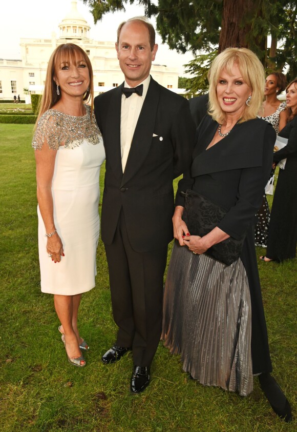 Jane Seymour, le prince Edward, comte de Wessex, et Joanna Lumley lors de la soirée de gala Diamonds Are Forever pour le 60e anniversaire du Duke of Edinburgh Award à Stoke Park, le 9 juin 2016.
