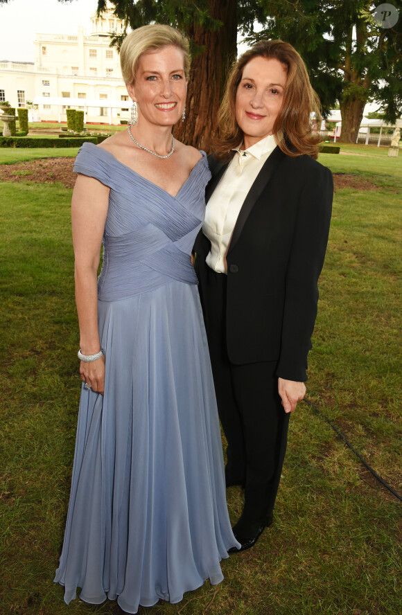 La comtesse Sophie de Wessex et Barbara Broccoli lors de la soirée de gala Diamonds Are Forever pour le 60e anniversaire du Duke of Edinburgh Award à Stoke Park, le 9 juin 2016.