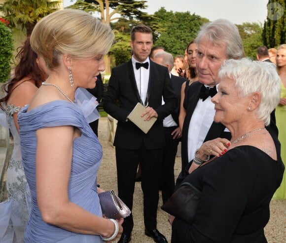 La comtesse Sophie de Wessex rencontre David Mills et dame Judith Dench lors de la soirée de gala Diamonds Are Forever pour le 60e anniversaire du Duke of Edinburgh Award à Stoke Park, le 9 juin 2016.