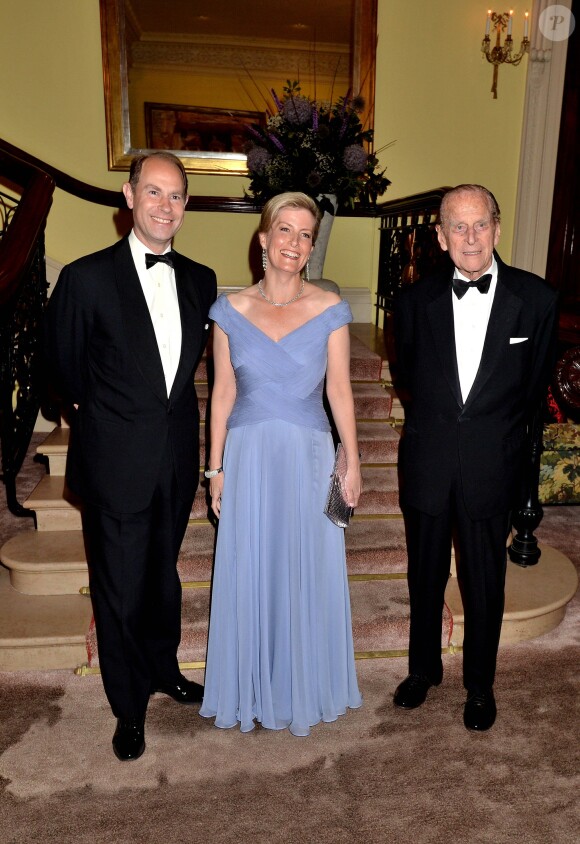 Le prince Edward, la comtesse Sophie de Wessex et le duc d'Edimbourg lors de la soirée de gala Diamonds Are Forever pour le 60e anniversaire du Duke of Edinburgh Award à Stoke Park, le 9 juin 2016.
