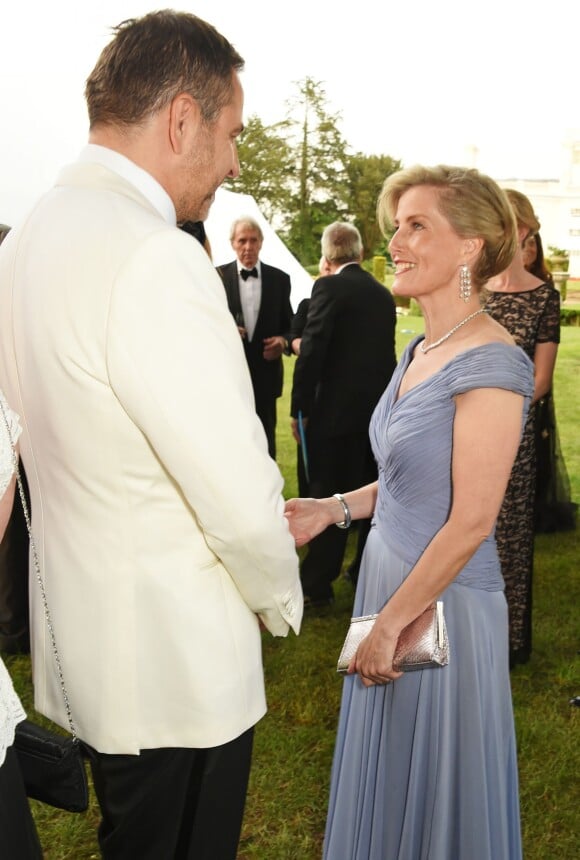 Sophie, comtesse de Wessex et David Walliams lors de la soirée de gala Diamonds Are Forever pour le 60e anniversaire du Duke of Edinburgh Award à Stoke Park, le 9 juin 2016.