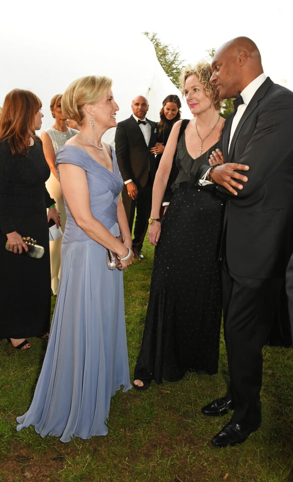 La comtesse Sophie de Wessex rencontre Fiona Hawthorne et Colin Salmon lors de la soirée de gala Diamonds Are Forever pour le 60e anniversaire du Duke of Edinburgh Award à Stoke Park, le 9 juin 2016.