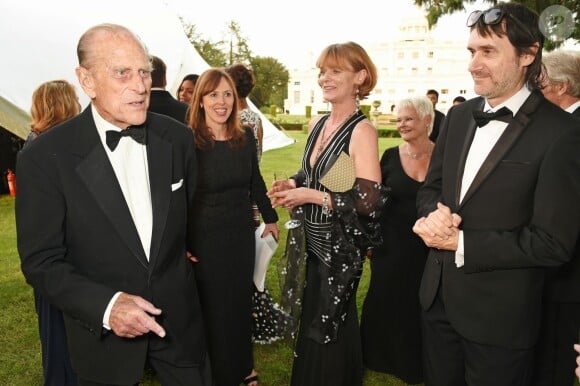 Le duc d'Edimbourg, Samantha Bond et Neal Purvis lors de la soirée de gala Diamonds Are Forever pour le 60e anniversaire du Duke of Edinburgh Award à Stoke Park, le 9 juin 2016.