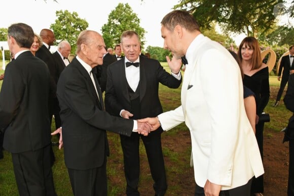 Le duc d'Edimbourg rencontre David Walliams lors de la soirée de gala Diamonds Are Forever pour le 60e anniversaire du Duke of Edinburgh Award à Stoke Park, le 9 juin 2016.