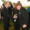 Le duc d'Edimbourg et Robert Wade lors de la soirée de gala Diamonds Are Forever pour le 60e anniversaire du Duke of Edinburgh Award à Stoke Park, le 9 juin 2016.