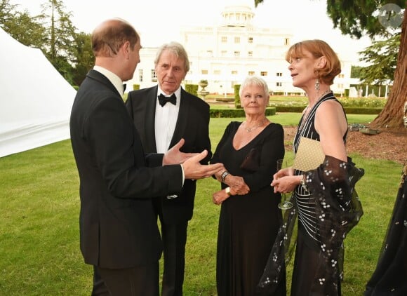 Le prince Edward, David Mills, dame Judi Dench et Samantha Bond lors de la soirée de gala Diamonds Are Forever pour le 60e anniversaire du Duke of Edinburgh Award à Stoke Park, le 9 juin 2016.