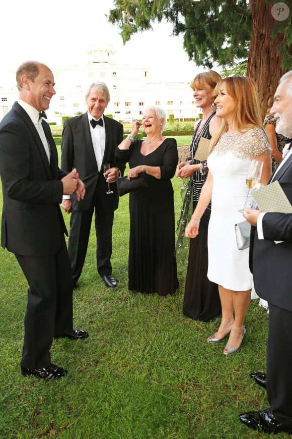 Le prince Edward, comte de Wessex, David Mills, dame Judi Dench, Samantha Bond et Jane Seymour lors de la soirée de gala Diamonds Are Forever pour le 60e anniversaire du Duke of Edinburgh Award à Stoke Park, le 9 juin 2016.