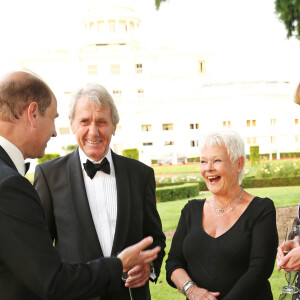 Le prince Edward, comte de Wessex, David Mills, dame Judi Dench, Samantha Bond et Jane Seymour lors de la soirée de gala Diamonds Are Forever pour le 60e anniversaire du Duke of Edinburgh Award à Stoke Park, le 9 juin 2016.
