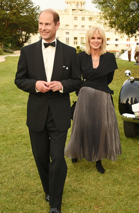 Le prince Edward, comte de Wessex, et Joanna Lumley lors de la soirée de gala Diamonds Are Forever pour le 60e anniversaire du Duke of Edinburgh Award à Stoke Park, le 9 juin 2016.