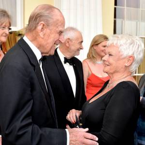 Le duc d'Edimbourg avec Dame Judi Dench lors de la soirée de gala Diamonds Are Forever pour le 60e anniversaire du Duke of Edinburgh Award à Stoke Park, le 9 juin 2016, à la veille de son 95e anniversaire.