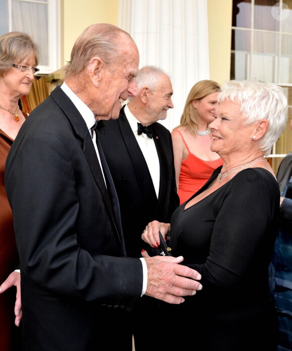 Le duc d'Edimbourg avec Dame Judi Dench lors de la soirée de gala Diamonds Are Forever pour le 60e anniversaire du Duke of Edinburgh Award à Stoke Park, le 9 juin 2016, à la veille de son 95e anniversaire.