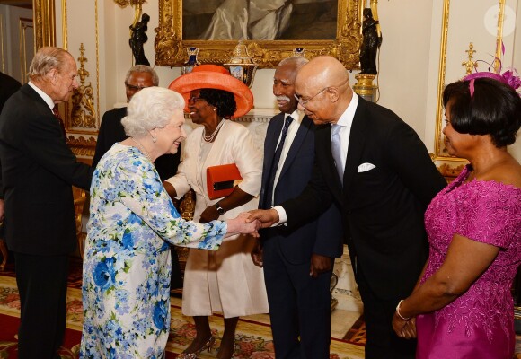 La reine Elizabeth II, suivie par son époux le duc d'Edimbourg, salue Sir Patrick Allen, Gouverneur général de la Jamaïque - Réception au Guidhall de Londres à la suite de la messe du 90e anniversaire de la reine Elizabeth II le 10 juin 2016.