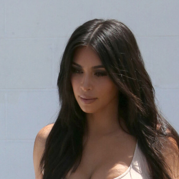 Kim Kardashian à la sortie d'un immeuble à Van Nuys, le 3 juin 2016