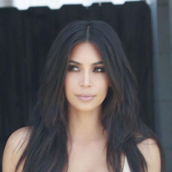 Kim Kardashian à la sortie d'un immeuble à Van Nuys, le 3 juin 2016