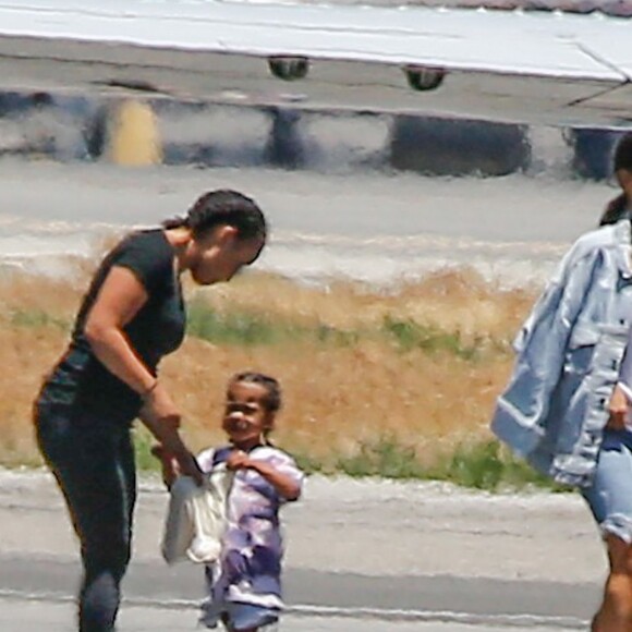 Kim Kardashian monte dans un jet privé avec ses enfants North et Saint à l'aéroport de Van Nuys, le 4 juin 2016