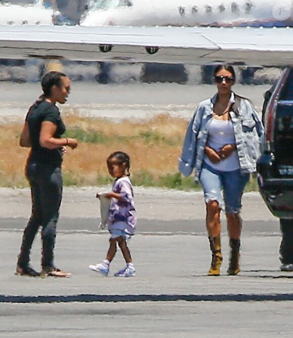 Kim Kardashian monte dans un jet privé avec ses enfants North et Saint à l'aéroport de Van Nuys, le 4 juin 2016