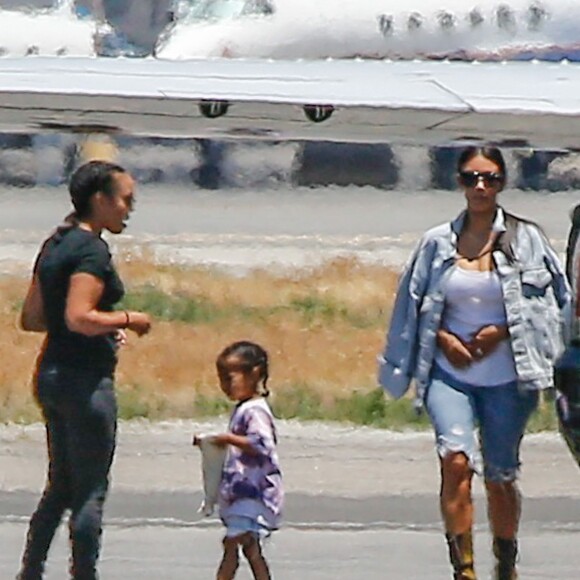 Kim Kardashian monte dans un jet privé avec ses enfants North et Saint à l'aéroport de Van Nuys, le 4 juin 2016