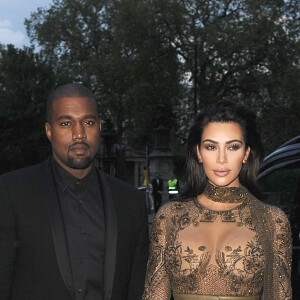 Kim Kardashian et son mari Kanye West arrivent au dîner de gala de "The Vogue 100" à Hyde Park, Londres, le 23 mai 2016.