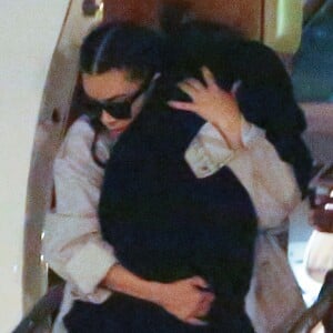 Kim Kardashian et Kayne West avec leurs enfants North et Saint West, rentrent de vacances. Aéroport de Van Nuys, le 10 juin 2016