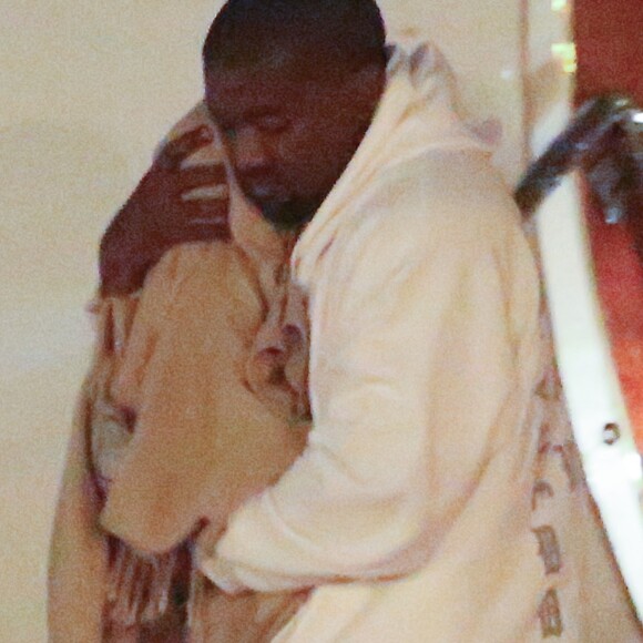 Kim Kardashian et Kayne West avec leurs enfants North et Saint West, rentrent de vacances. Aéroport de Van Nuys, le 10 juin 2016