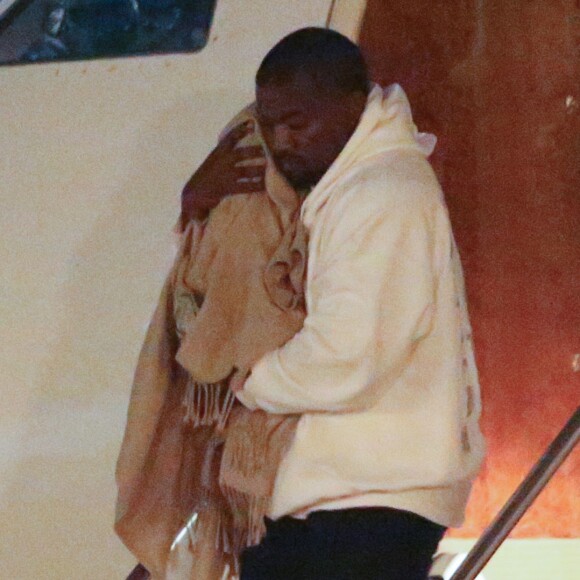 Kim Kardashian et Kayne West avec leurs enfants North et Saint West, rentrent de vacances. Aéroport de Van Nuys, le 10 juin 2016