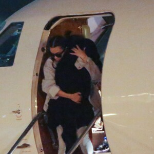 Kim Kardashian et Kayne West avec leurs enfants North et Saint West, rentrent de vacances. Aéroport de Van Nuys, le 10 juin 2016