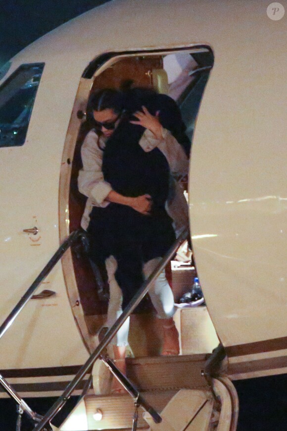 Kim Kardashian et Kayne West avec leurs enfants North et Saint West, rentrent de vacances. Aéroport de Van Nuys, le 10 juin 2016