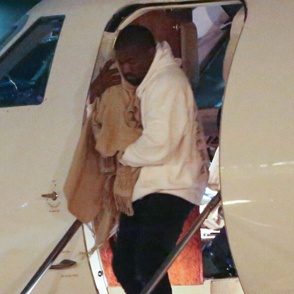 Kim Kardashian et Kayne West avec leurs enfants North et Saint West, rentrent de vacances. Aéroport de Van Nuys, le 10 juin 2016