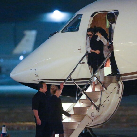 Kim Kardashian et Kayne West avec leurs enfants North et Saint West, rentrent de vacances. Aéroport de Van Nuys, le 10 juin 2016